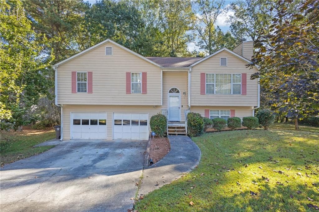 3 bedroom, 3 bathroom, 1,674 sq ft single family residence under contract at 7350 Earls Court, Douglasville, GA 30134