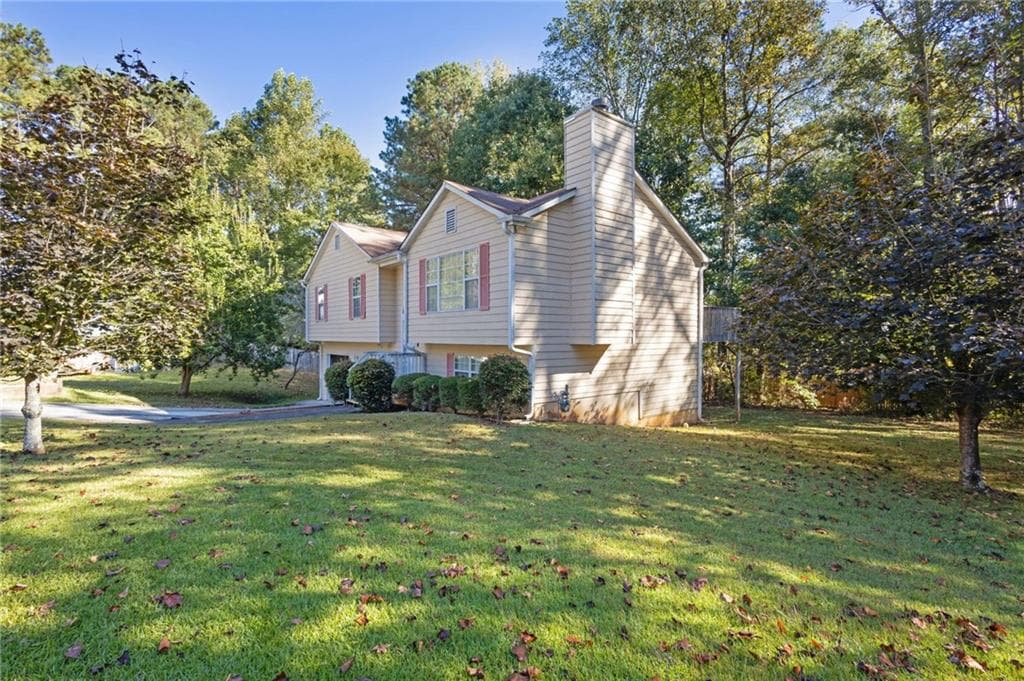 3 bedroom, 3 bathroom, 1,674 sq ft single family residence under contract at 7350 Earls Court, Douglasville, GA 30134 — photo 3