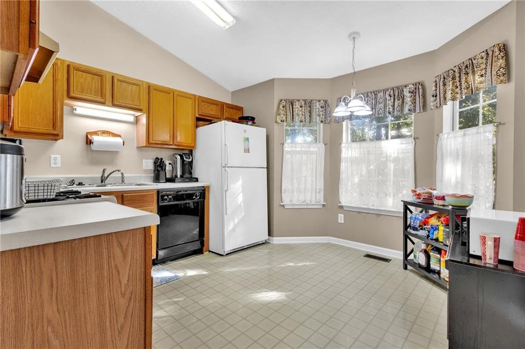 3 bedroom, 3 bathroom, 1,674 sq ft single family residence under contract at 7350 Earls Court, Douglasville, GA 30134 — photo 4