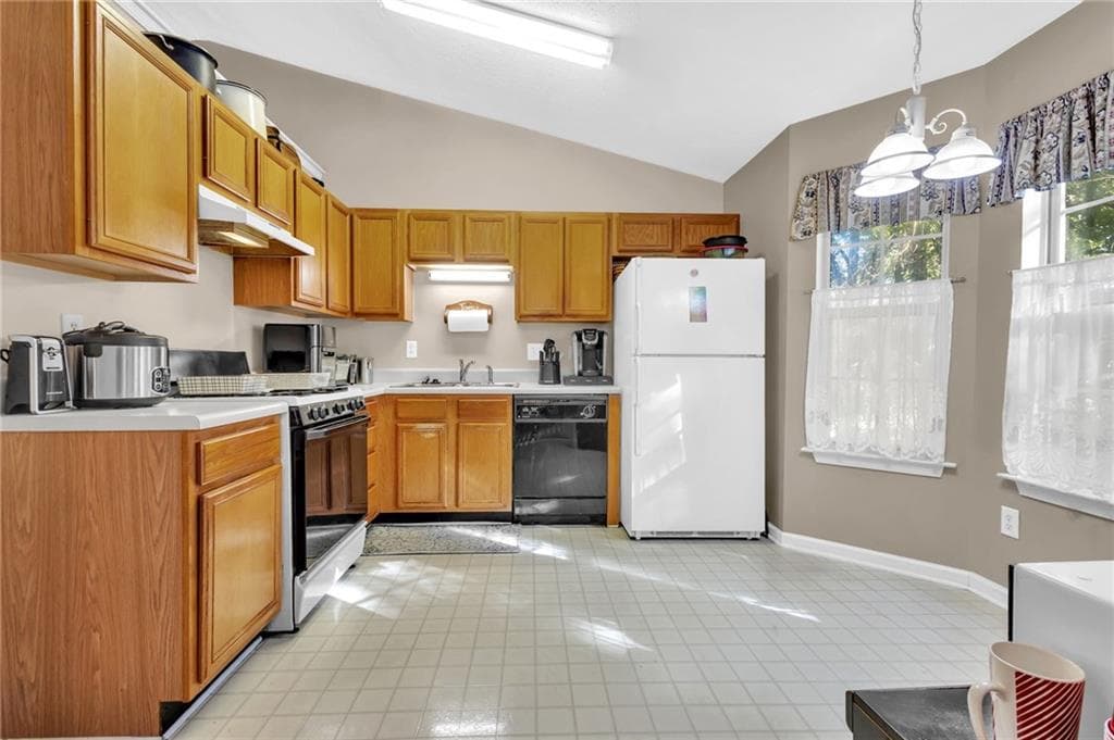 3 bedroom, 3 bathroom, 1,674 sq ft single family residence under contract at 7350 Earls Court, Douglasville, GA 30134 — photo 5