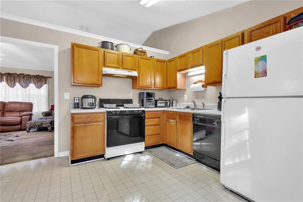 3 bedroom, 3 bathroom, 1,674 sq ft single family residence under contract at 7350 Earls Court, Douglasville, GA 30134 — photo 6