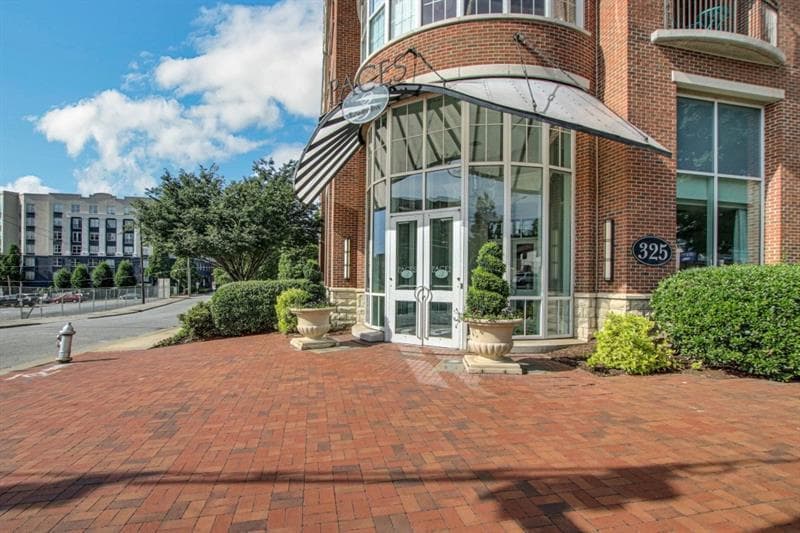 1 bedroom, 1 bathroom, 953 sq ft condominium sold at 325 E Paces Ferry Road 1910, Atlanta, GA 30305