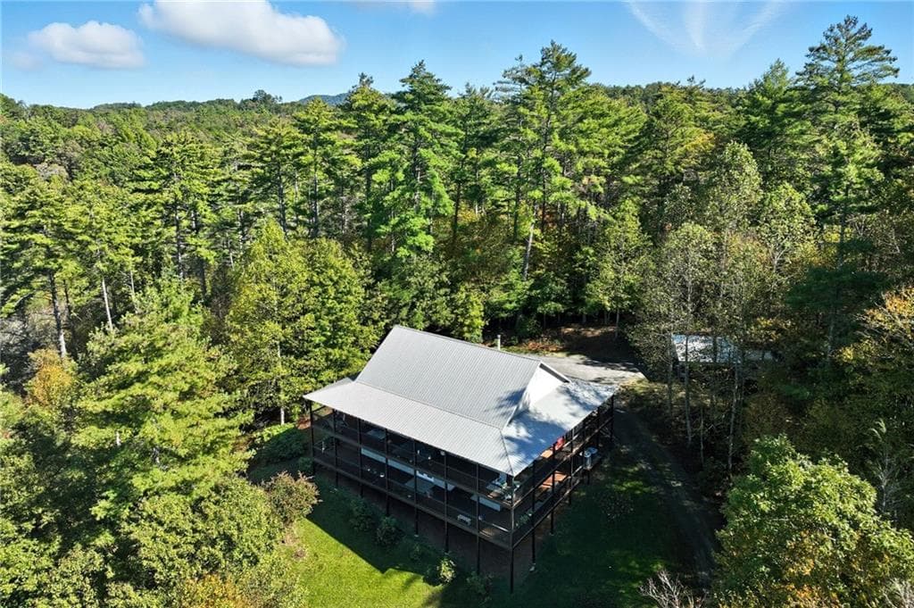 5 bedroom, 3 bathroom, 3,108 sq ft single family residence under contract at 136 Ross Road, Mineral Bluff, GA 30559 — photo 2