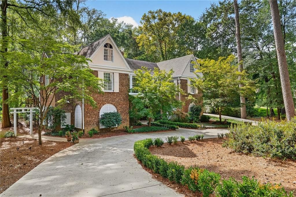 1018 Peachtree Battle Circle, Atlanta, GA 30327 — most recent listing photo
