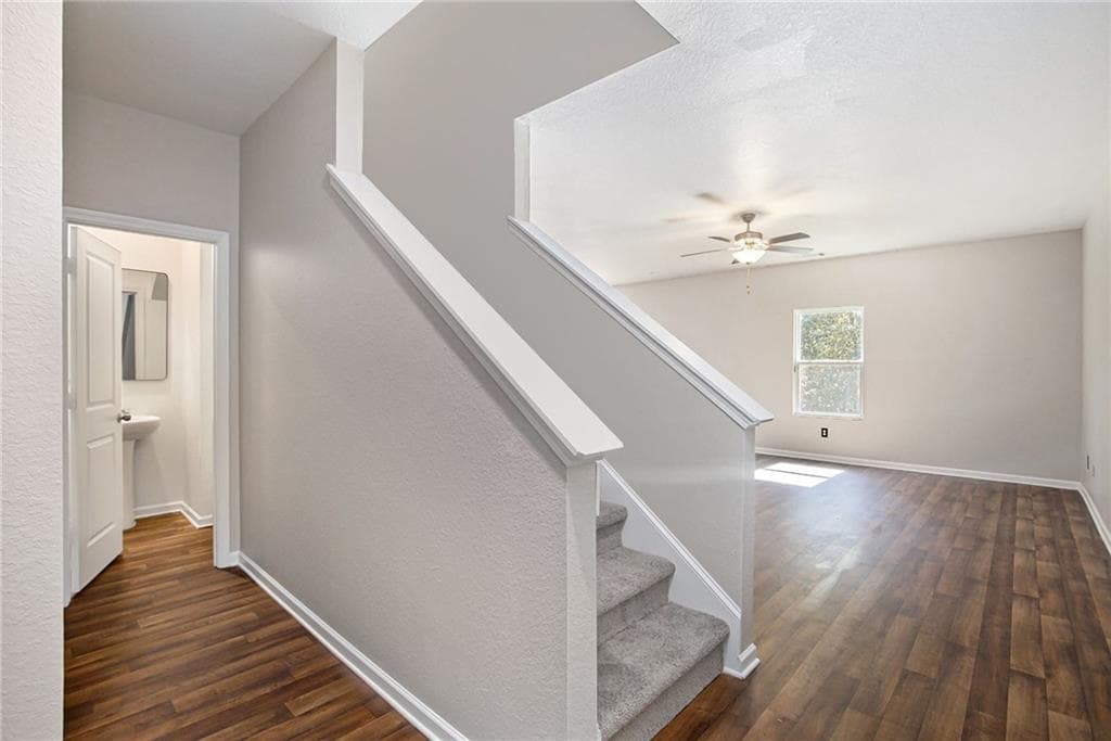3 bedroom, 3 bathroom, 1,926 sq ft single family residence for sale at 4702 Moccasin Court, Douglasville, GA 30135 — photo 3