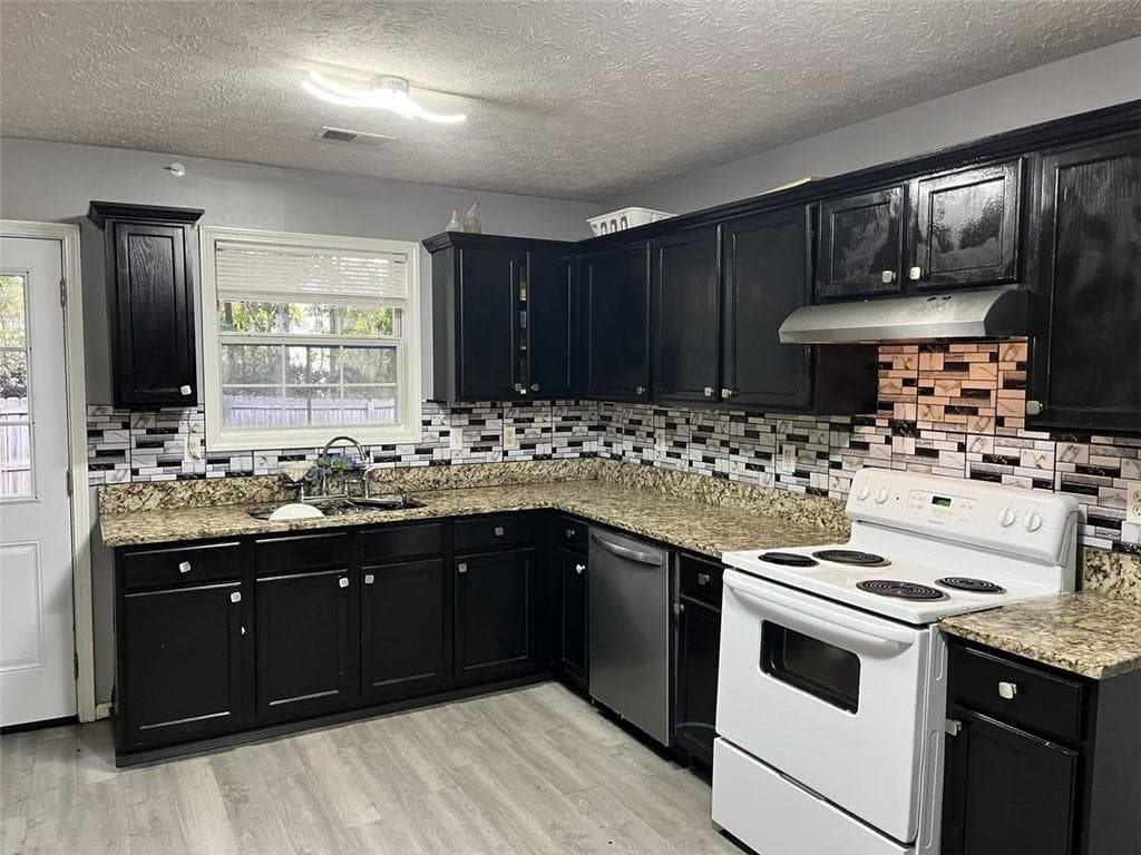 5 bedroom, 3 bathroom, 2,732 sq ft single family residence for sale at 800 SINCLAIR Way, Jonesboro, GA 30238 — photo 3