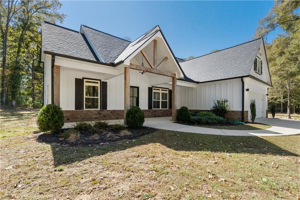 4 bedroom, 3 bathroom, 2,243 sq ft single family residence sold at 130 E Crestwood Road, Tyrone, GA 30290