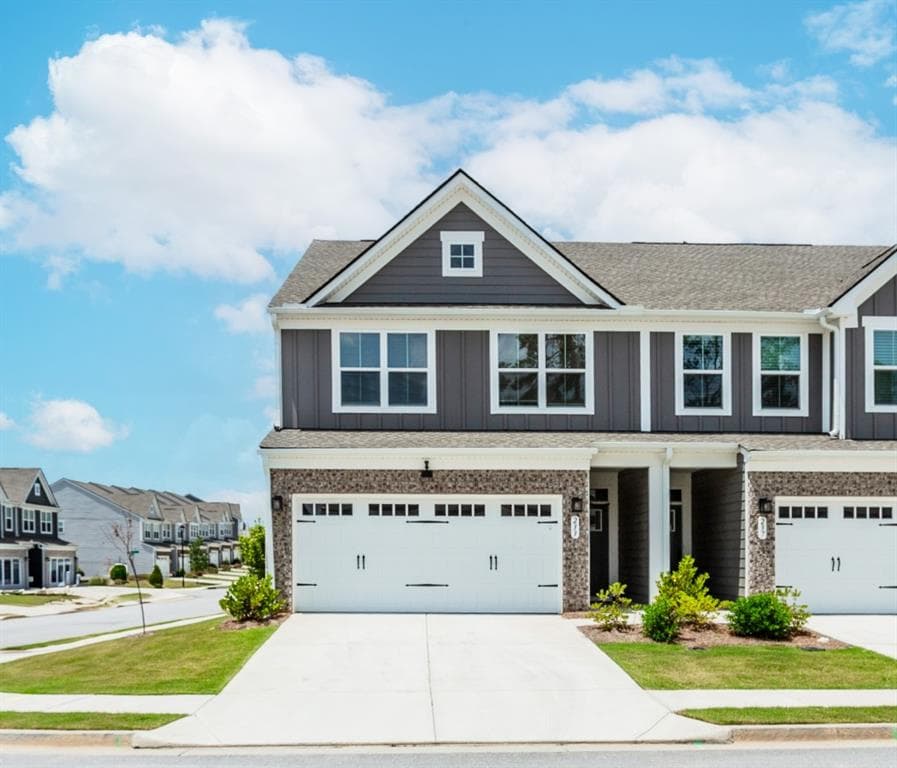 3 bedroom, 3 bathroom, 1,940 sq ft townhouse sold at 233 Salt Lake Lane, Hoschton, GA 30548