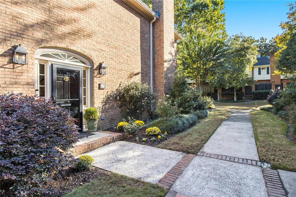 3 bedroom, 3 bathroom, 2,187 sq ft townhouse sold at 9 Kings Walk, Atlanta, GA 30307