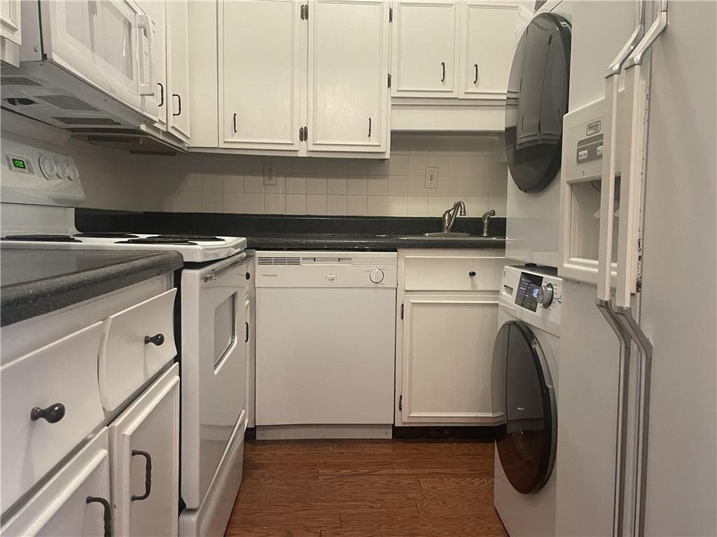2 bedroom, 1 bathroom, 912 sq ft condominium under contract at 3060 Pharr Court North 123, Atlanta, GA 30305 — photo 2