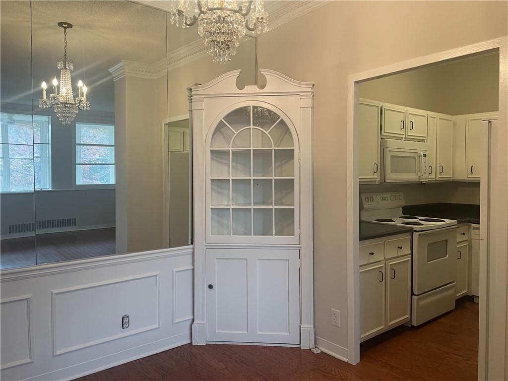 2 bedroom, 1 bathroom, 912 sq ft condominium under contract at 3060 Pharr Court North 123, Atlanta, GA 30305 — photo 3