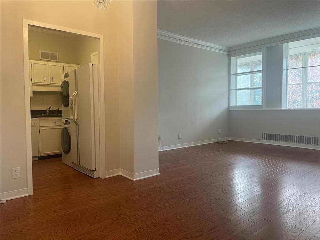 2 bedroom, 1 bathroom, 912 sq ft condominium under contract at 3060 Pharr Court North 123, Atlanta, GA 30305 — photo 4