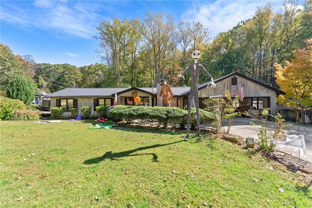 3 bedroom, 2 bathroom, 2,304 sq ft single family residence for sale at 221 Shallowford Drive, Gainesville, GA 30504 — photo 2