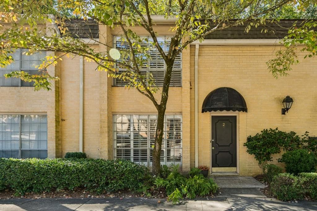 2 bedroom, 3 bathroom, 1,540 sq ft condominium sold at 5400 Roswell Road I-2, Atlanta, GA 30342