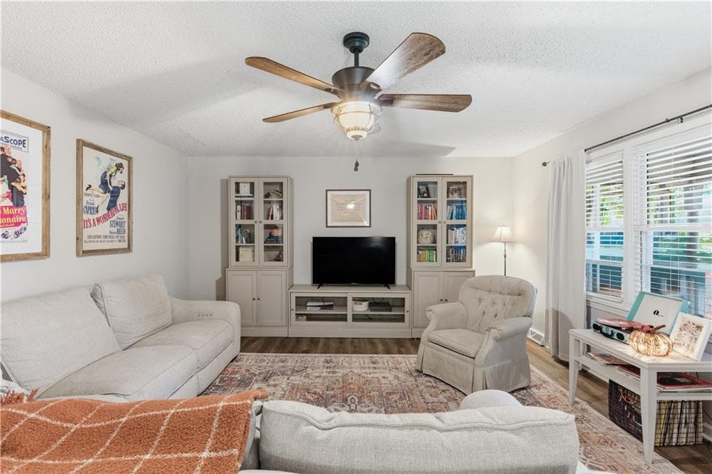 3 bedroom, 2 bathroom, 1,600 sq ft single family residence under contract at 1024 New Rosedale Road, Armuchee, GA 30105 — photo 3