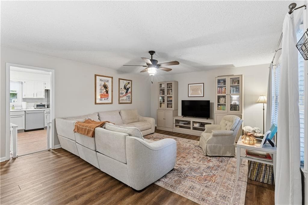 3 bedroom, 2 bathroom, 1,600 sq ft single family residence under contract at 1024 New Rosedale Road, Armuchee, GA 30105 — photo 4