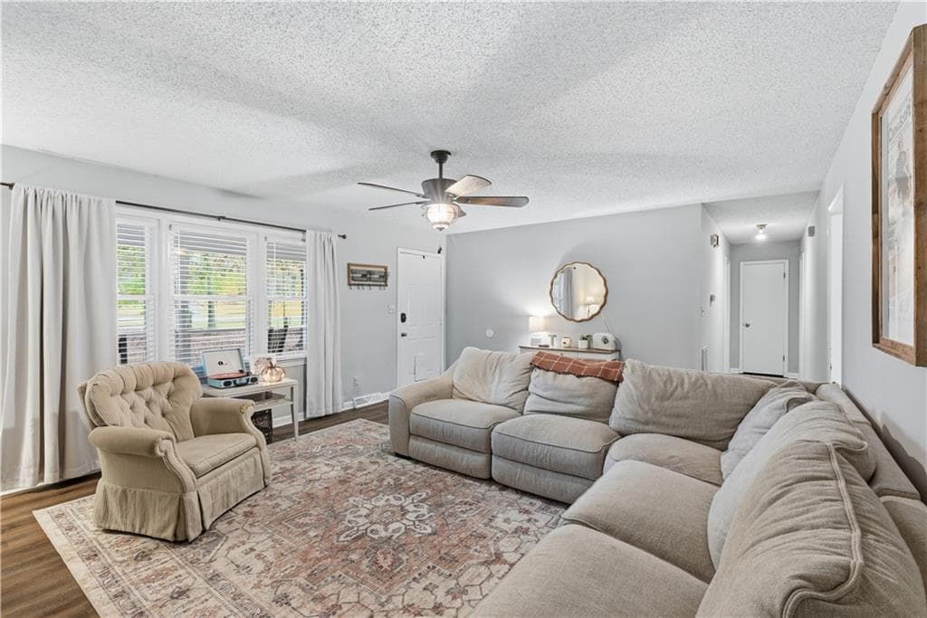 3 bedroom, 2 bathroom, 1,600 sq ft single family residence under contract at 1024 New Rosedale Road, Armuchee, GA 30105 — photo 5