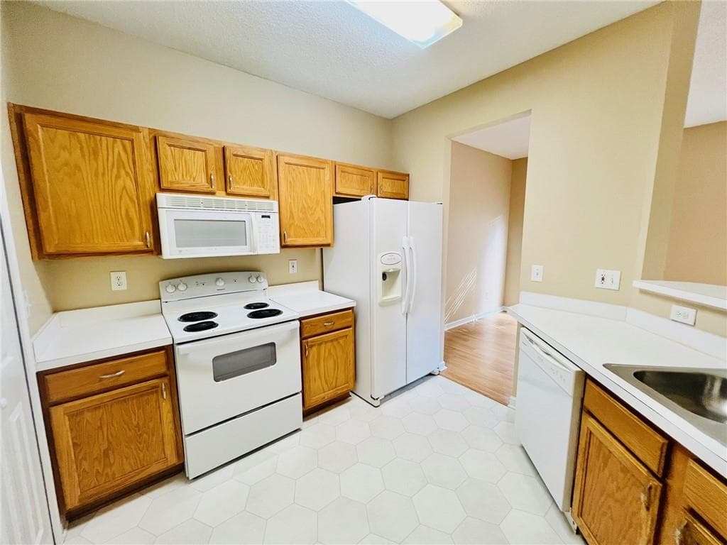 2 bedroom, 3 bathroom, 1,482 sq ft townhouse for sale at 98 Eagle Glen Drive, Cartersville, GA 30121 — photo 4