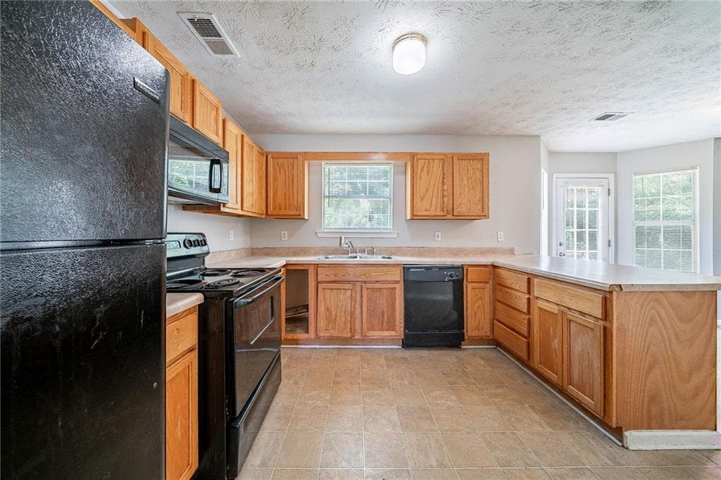4 bedroom, 3 bathroom, 1,951 sq ft single family residence under contract at 3283 Sugar Creek Falls Avenue, Atlanta, GA 30316 — photo 2