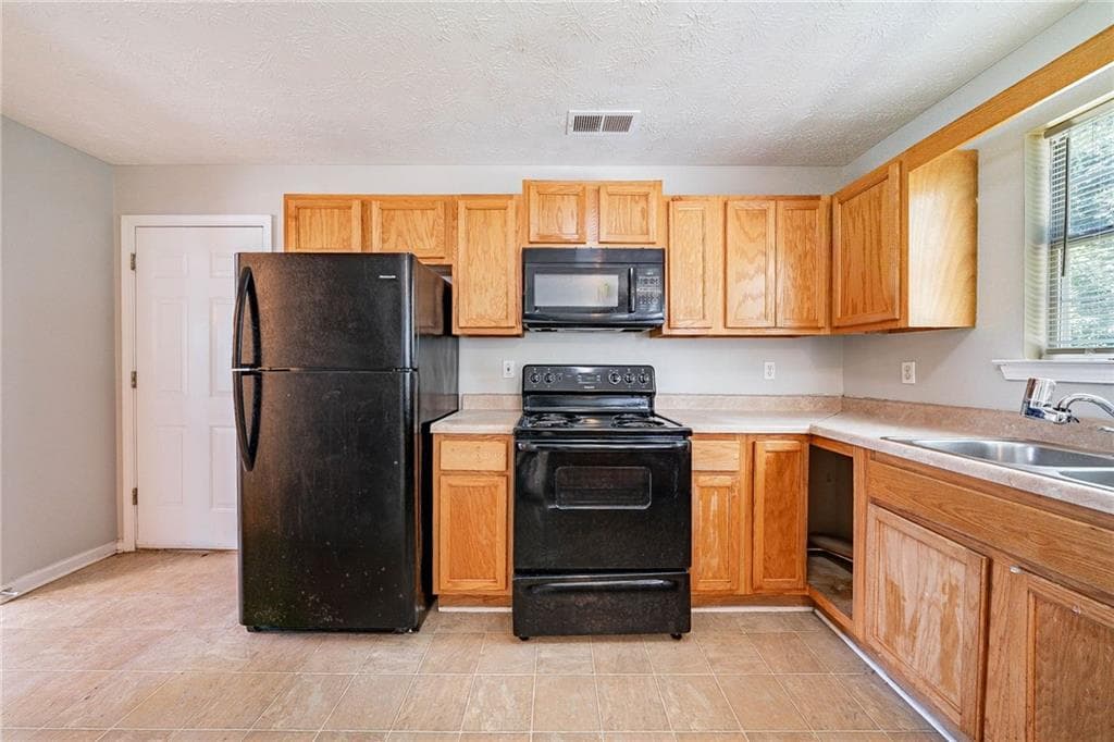 4 bedroom, 3 bathroom, 1,951 sq ft single family residence under contract at 3283 Sugar Creek Falls Avenue, Atlanta, GA 30316 — photo 3