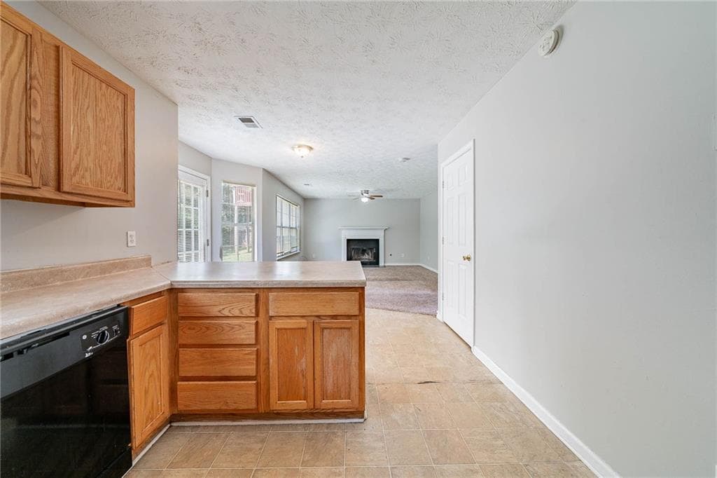 4 bedroom, 3 bathroom, 1,951 sq ft single family residence under contract at 3283 Sugar Creek Falls Avenue, Atlanta, GA 30316 — photo 4
