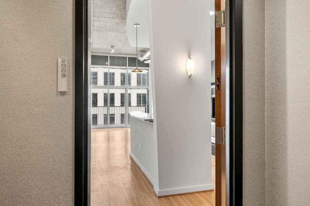 1 bedroom, 1 bathroom, 668 sq ft condominium for sale at 943 Peachtree Street 2009, Atlanta, GA 30309 — photo 2