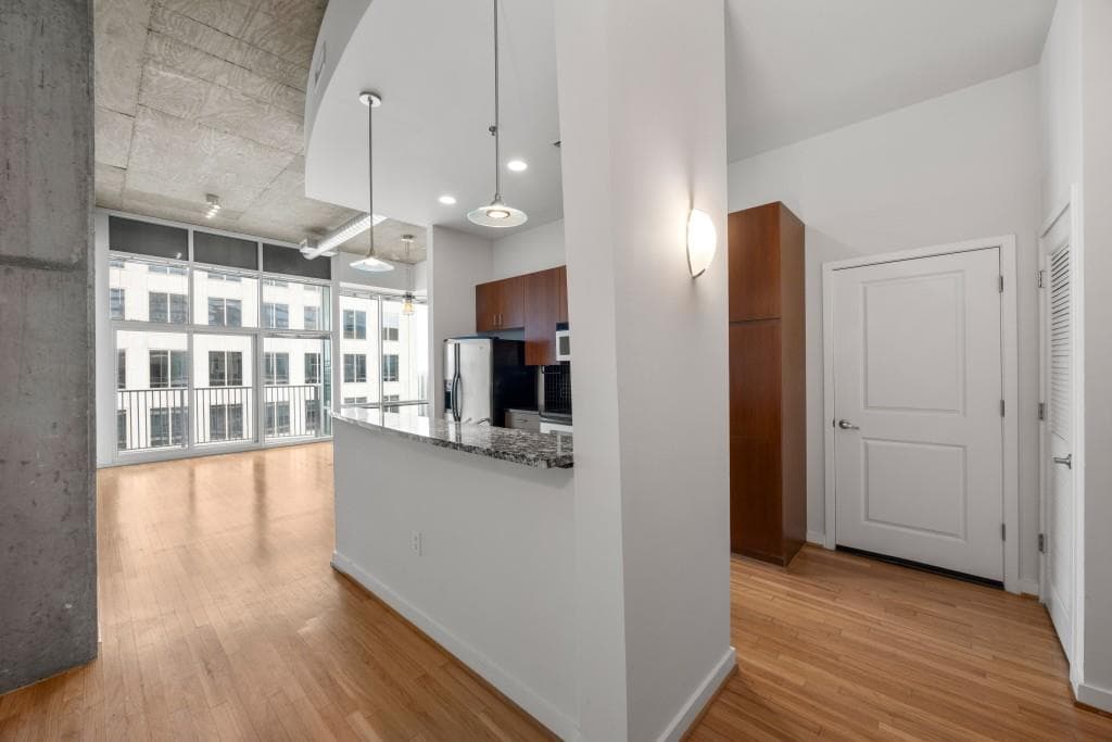 1 bedroom, 1 bathroom, 668 sq ft condominium for sale at 943 Peachtree Street 2009, Atlanta, GA 30309 — photo 3