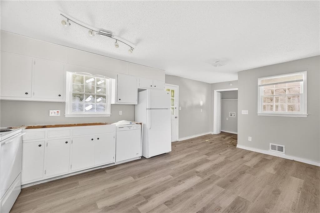 3 bedroom, 2 bathroom, 1,128 sq ft single family residence for sale at 971 Canyon Trail, Marietta, GA 30060 — photo 4