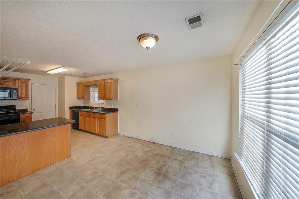 3 bedroom, 3 bathroom, 1,905 sq ft townhouse for sale at 9886 Vista Circle, Union City, GA 30291 — photo 7