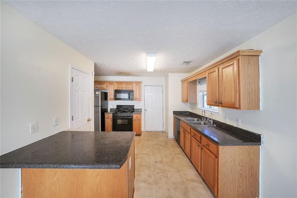 3 bedroom, 3 bathroom, 1,905 sq ft townhouse for sale at 9886 Vista Circle, Union City, GA 30291 — photo 8