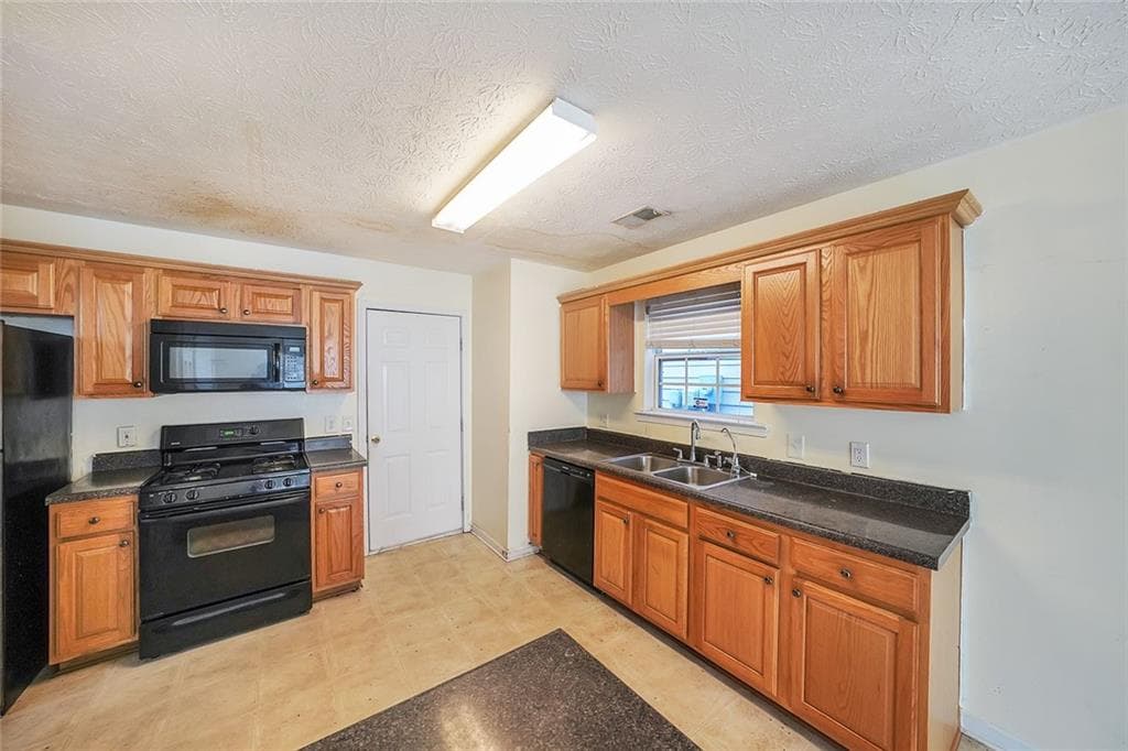 3 bedroom, 3 bathroom, 1,905 sq ft townhouse for sale at 9886 Vista Circle, Union City, GA 30291 — photo 9