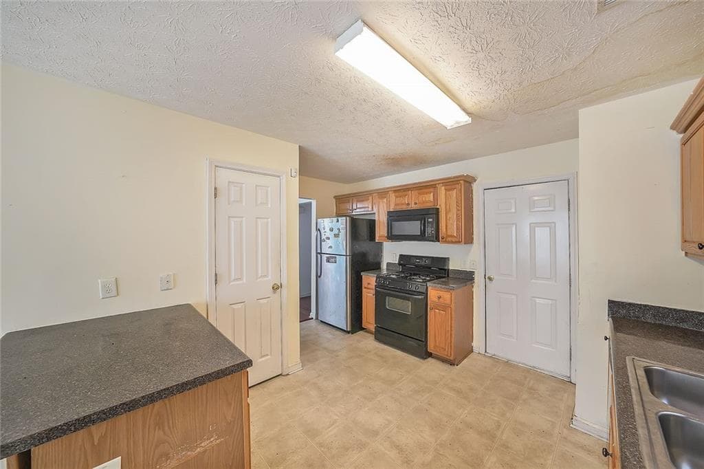 3 bedroom, 3 bathroom, 1,905 sq ft townhouse for sale at 9886 Vista Circle, Union City, GA 30291 — photo 10