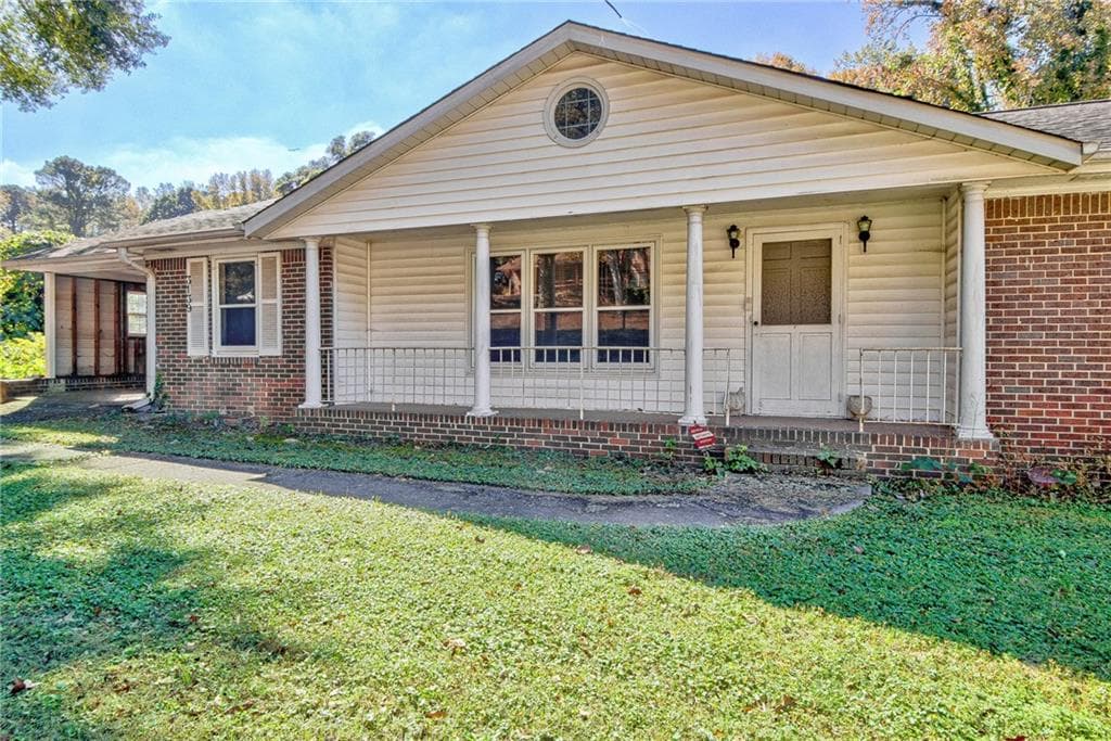 2 bedroom, 2 bathroom, 1,305 sq ft single family residence under contract at 3139 Dodson Drive, East Point, GA 30344 — photo 3