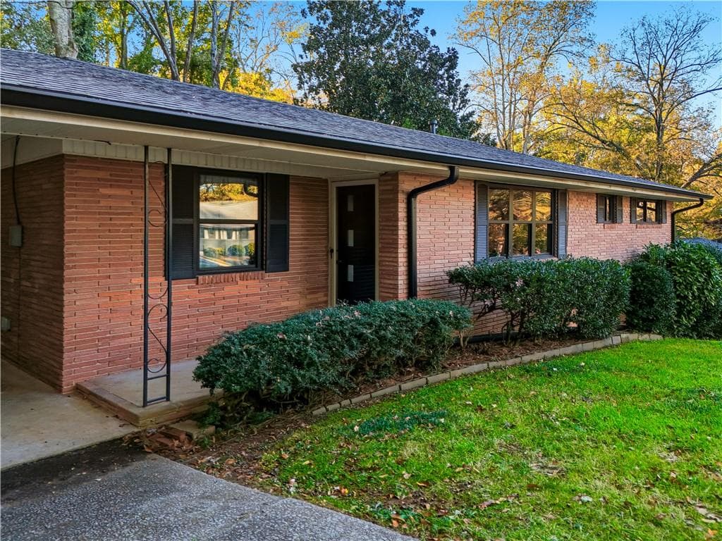 3 bedroom, 2 bathroom, 1,202 sq ft single family residence for sale at 549 Park Street Place, Gainesville, GA 30501