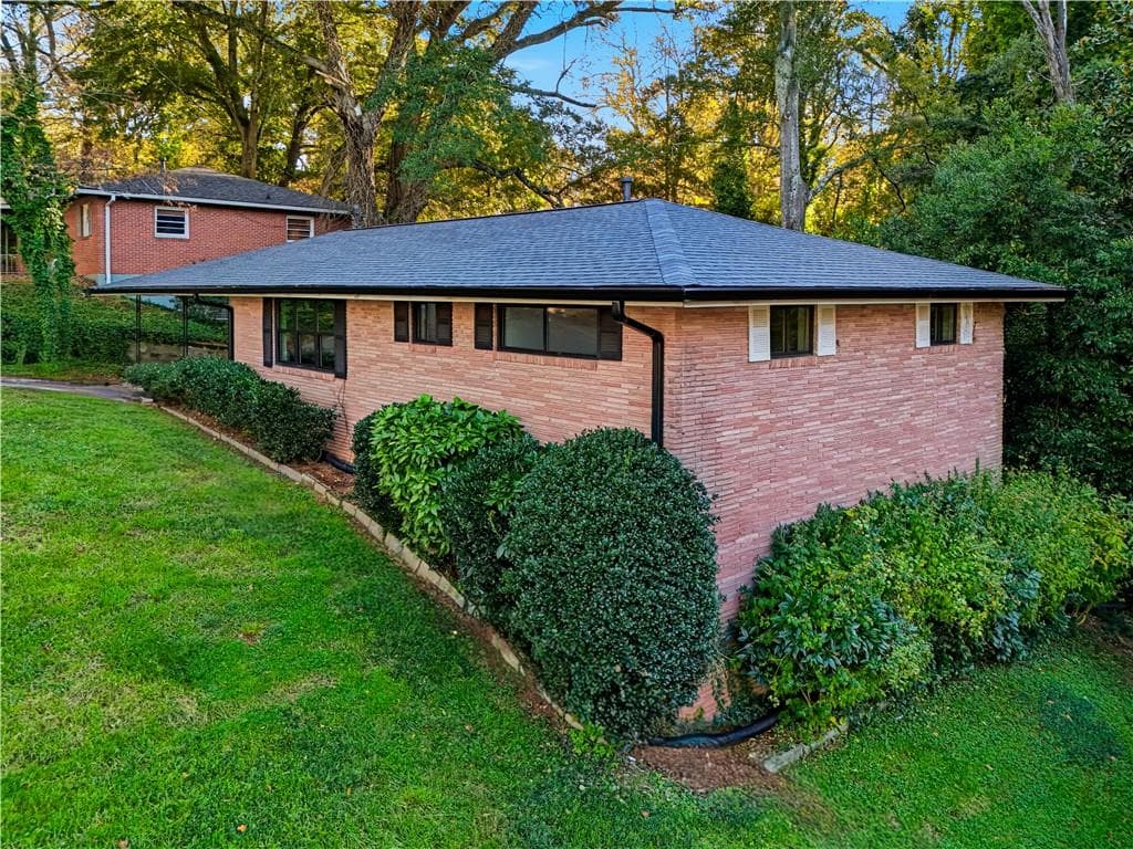 3 bedroom, 2 bathroom, 1,202 sq ft single family residence for sale at 549 Park Street Place, Gainesville, GA 30501 — photo 4
