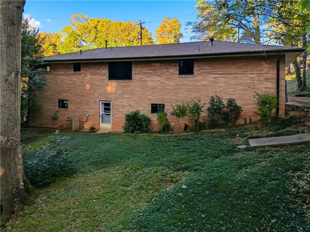 3 bedroom, 2 bathroom, 1,202 sq ft single family residence for sale at 549 Park Street Place, Gainesville, GA 30501 — photo 5