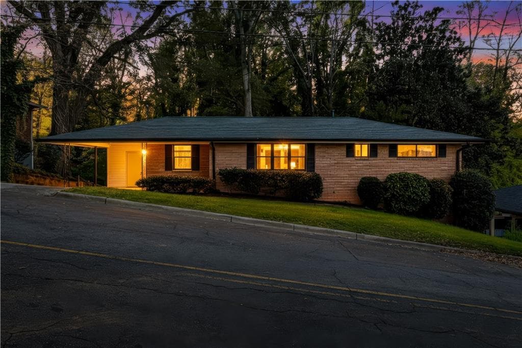 3 bedroom, 2 bathroom, 1,202 sq ft single family residence for sale at 549 Park Street Place, Gainesville, GA 30501 — photo 2