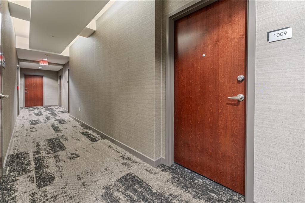 1 bedroom, 1 bathroom, 763 sq ft condominium for sale at 400 W Peachtree Street 1009, Atlanta, GA 30308 — photo 2