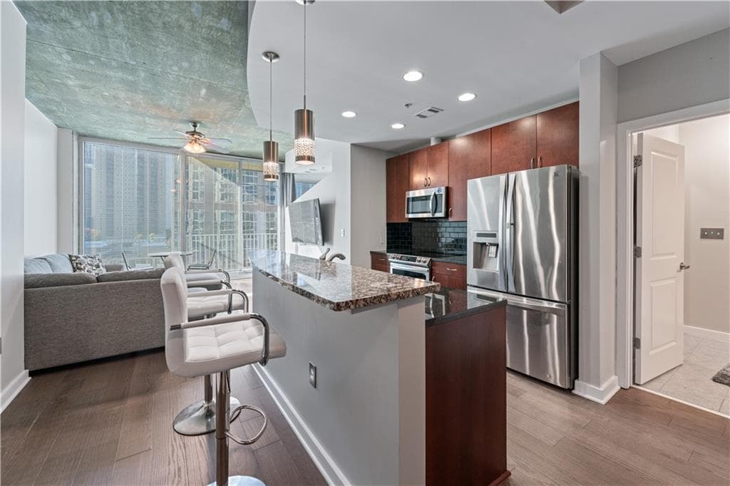 1 bedroom, 1 bathroom, 763 sq ft condominium for sale at 400 W Peachtree Street 1009, Atlanta, GA 30308 — photo 4