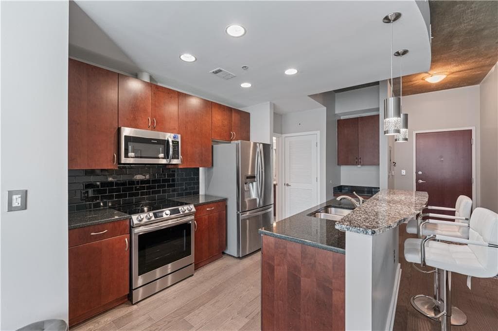 1 bedroom, 1 bathroom, 763 sq ft condominium for sale at 400 W Peachtree Street 1009, Atlanta, GA 30308 — photo 5