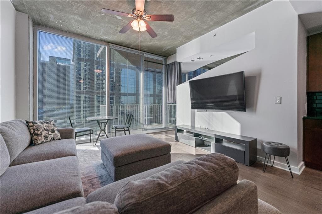 1 bedroom, 1 bathroom, 763 sq ft condominium for sale at 400 W Peachtree Street 1009, Atlanta, GA 30308 — photo 1 of 21
