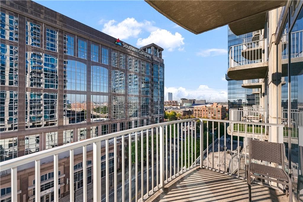 1 bedroom, 1 bathroom, 763 sq ft condominium for sale at 400 W Peachtree Street 1009, Atlanta, GA 30308 — photo 6