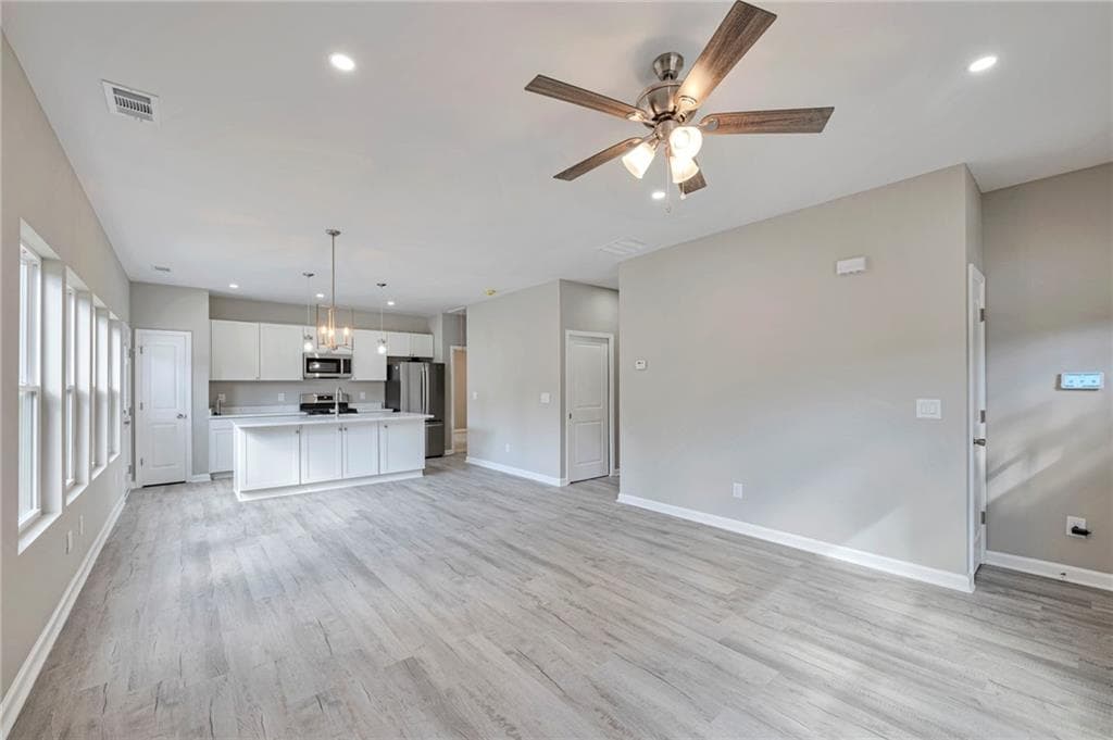 3 bedroom, 2 bathroom, 1,176 sq ft single family residence under contract at 2698 Mango Circle, Atlanta, GA 30318 — photo 5
