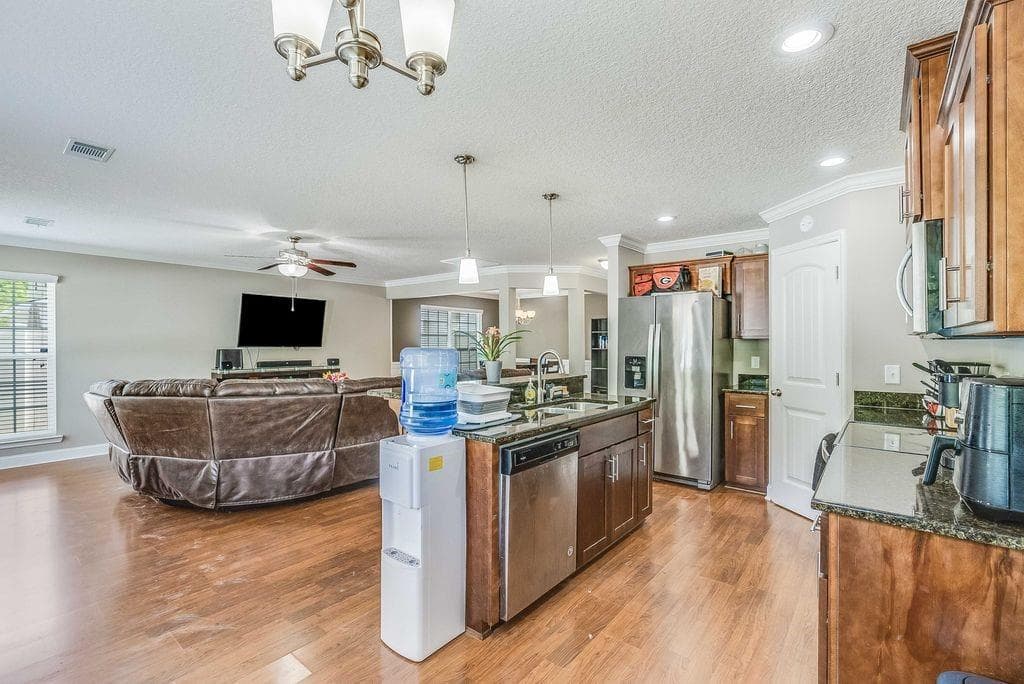 3 bedroom, 3 bathroom, 2,047 sq ft single family residence for sale at 1200 Cypress Fall Circle, Hinesville, GA 31313 — photo 8