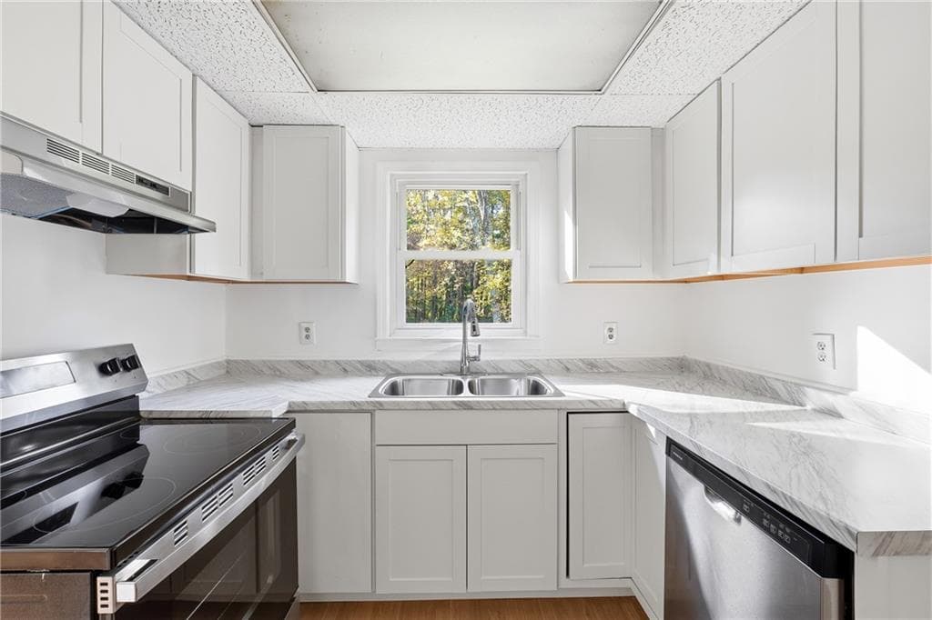 3 bedroom, 3 bathroom, 2,016 sq ft single family residence for sale at 6917 Laurelwood Drive, Douglasville, GA 30135 — photo 9