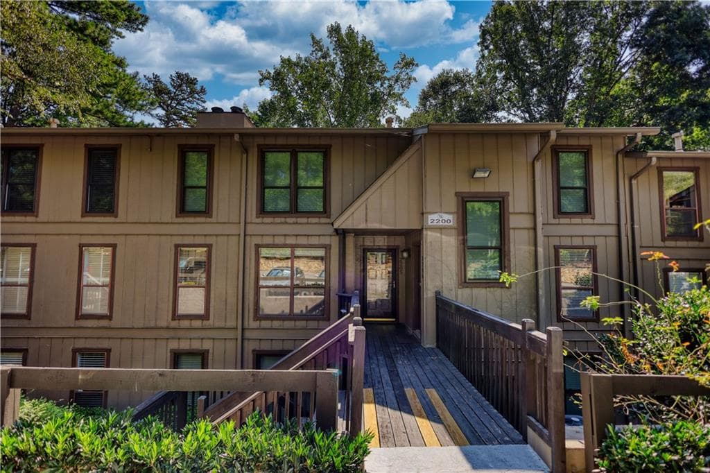 2 bedroom, 2 bathroom, 1,527 sq ft condominium sold at 2205 Cumberland Court, Smyrna, GA 30080