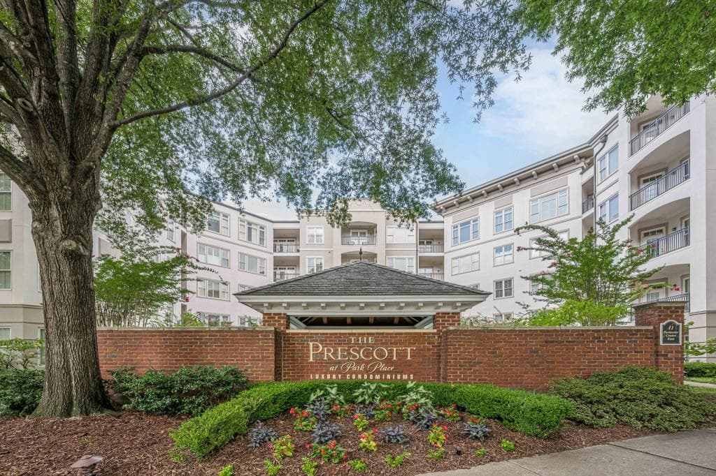 1 bedroom, 1 bathroom, 813 sq ft condominium sold at 11 Perimeter Center E 1116, Atlanta, GA 30346