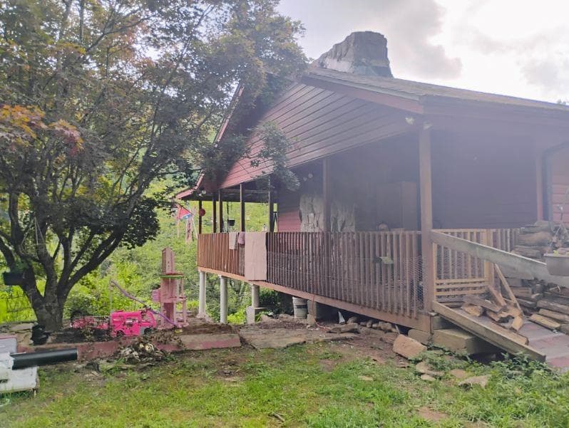 3 bedroom, 4 bathroom, 2,730 sq ft single family residence sold at 10607 Warwoman Road, Clayton, GA 30525