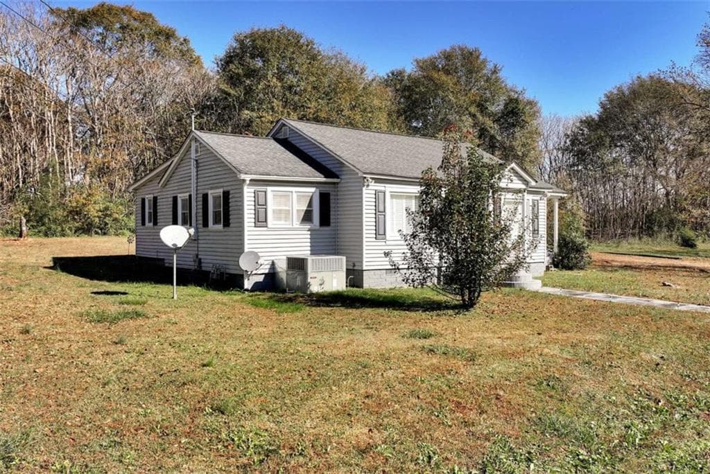 2 bedroom, 1 bathroom, 948 sq ft single family residence for sale at 111 College Avenue, Canon, GA 30520 — photo 3