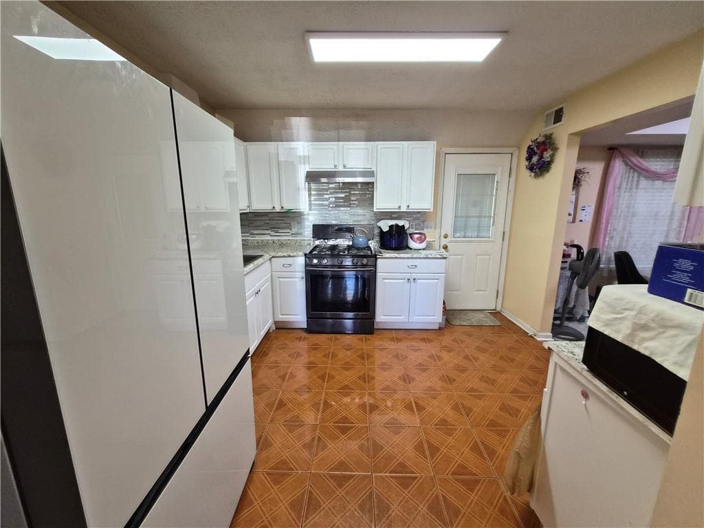 4 bedroom, 2 bathroom, 1,500 sq ft single family residence for sale at 2784 Holly Berry Drive, Ellenwood, GA 30294 — photo 6